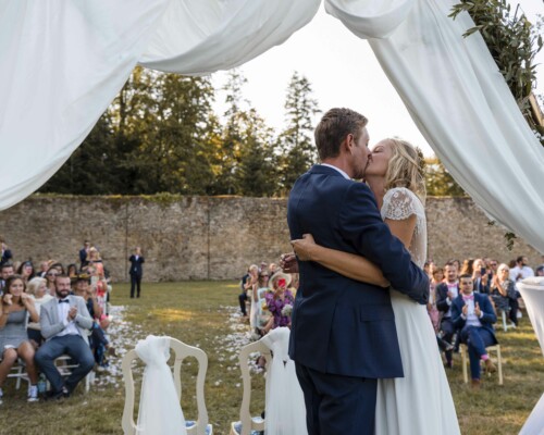 bisou-cérémonie-laique-mariage-pluneret