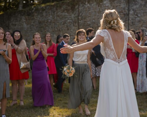 lancer-de-bouquet-mariage-pluneret