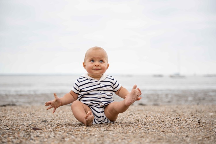 bébé-sourire-plage
