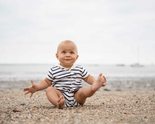 bébé-sourire-plage