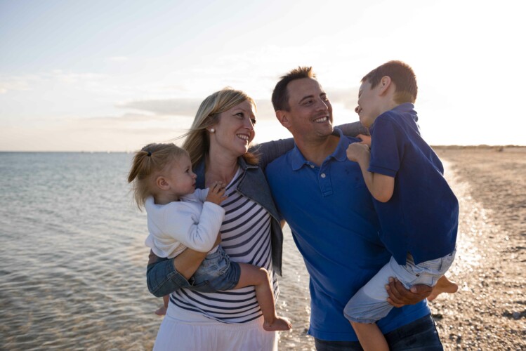 enfants-portes-plage-lifestyle
