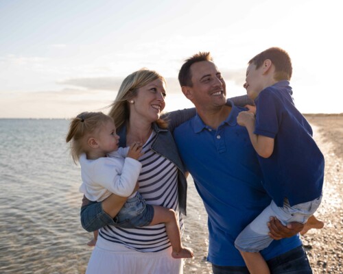 enfants-portes-plage-lifestyle