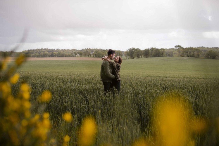 couple-bisou-champ-theix