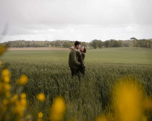 couple-bisou-champ-theix