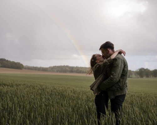 bisou-sous-la-pluie