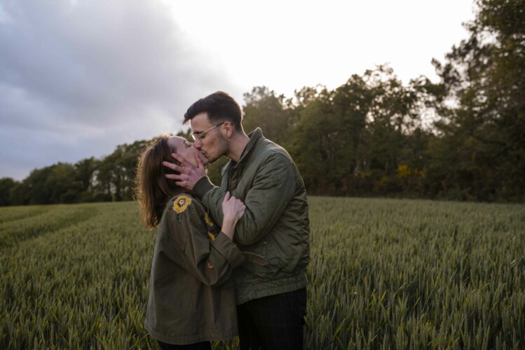 baiser-passionné-dans-un-champ