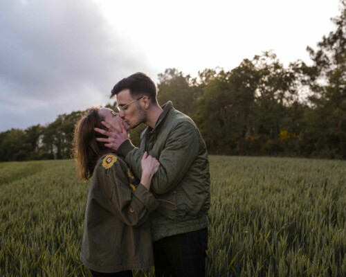 baiser-passionné-dans-un-champ