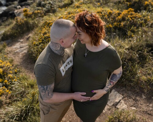 regard-et-mains-sur-le-ventre