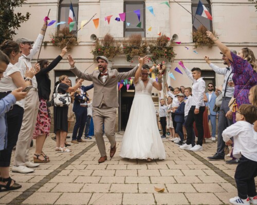 mariés-fanions-colorés-sarzeau