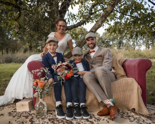 mariés-et-enfants-canapé-mariage