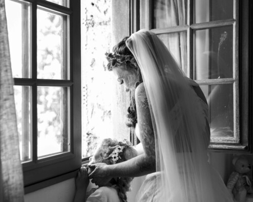mariée-et-sa-fille-fenêtre